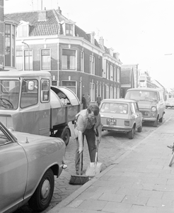 882089 Afbeelding van een straatveger van de gemeentereiniging, met z'n elektrokar op de Kerkweg te Utrecht.